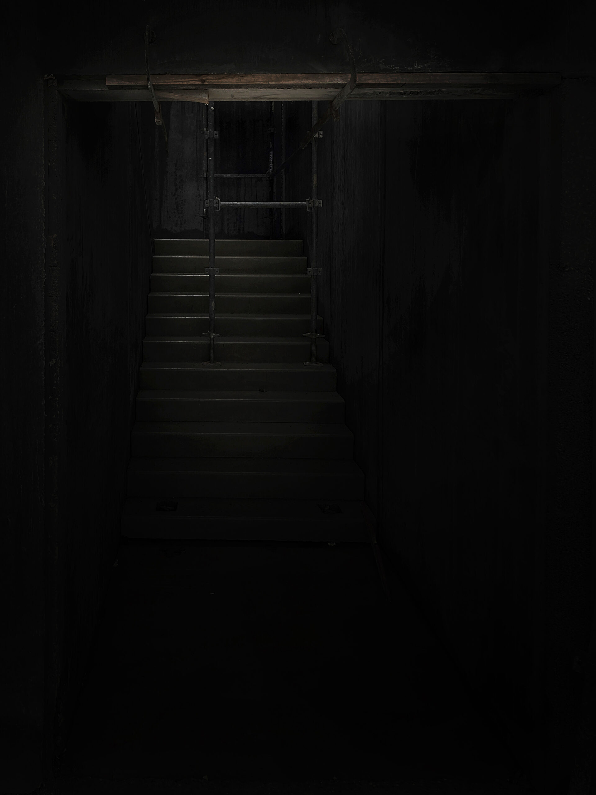 the corridor that scares you - le couloir qui fait peur / 5315 pixels - 7087 pixels